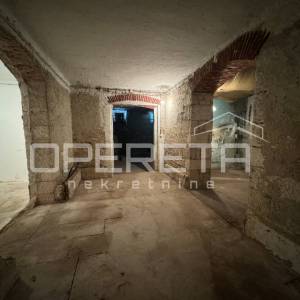 Prostor (141.4m2) za adaptaciju, mogućnost više stambenih jedinica u srcu Pule