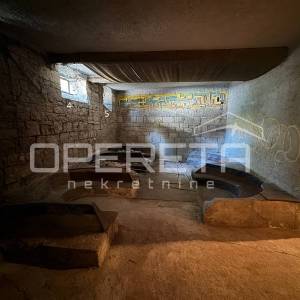 Prostor (141.4m2) za adaptaciju, mogućnost više stambenih jedinica u srcu Pule