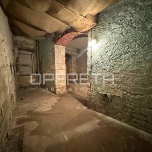 Prostor (141.4m2) za adaptaciju, mogućnost više stambenih jedinica u srcu Pule