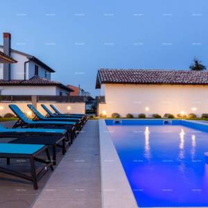 Prostrana kuća s četiri sobe u Puli, Šikići , blizu centra i mora