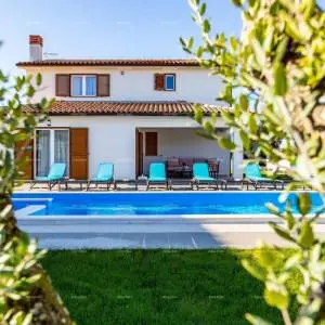 Prostrana kuća s četiri sobe u Puli, Šikići , blizu centra i mora