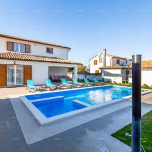 Prostrana kuća s četiri sobe u Puli, Šikići , blizu centra i mora