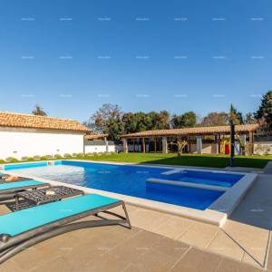 Prostrana kuća s četiri sobe u Puli, Šikići , blizu centra i mora