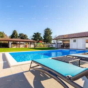 Prostrana kuća s četiri sobe u Puli, Šikići , blizu centra i mora