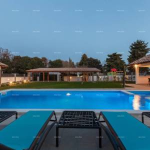 Prostrana kuća s četiri sobe u Puli, Šikići , blizu centra i mora