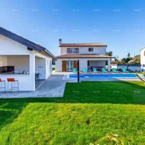 Prostrana kuća s četiri sobe u Puli, Šikići , blizu centra i mora