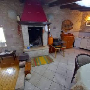 Prostrana kuća u Marčani s tri kata i vrtom-prodaja.