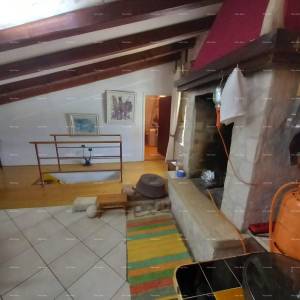 Prostrana kuća u Marčani s tri kata i vrtom-prodaja.