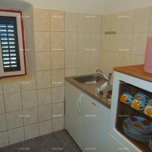 Prostrana kuća u Marčani s tri kata i vrtom-prodaja.