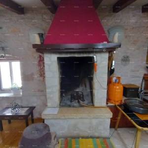 Prostrana kuća u Marčani s tri kata i vrtom-prodaja.