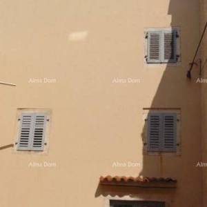 Prostrana kuća u Marčani s tri kata i vrtom-prodaja.