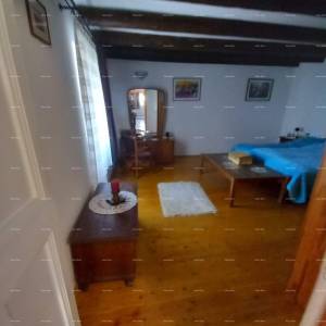 Prostrana kuća u Marčani s tri kata i vrtom-prodaja.