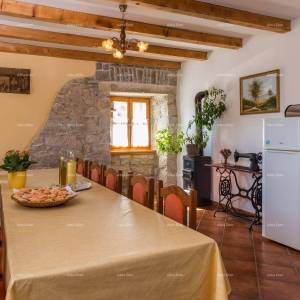 Prostrana kuća u Pazinu s velikim dvorištem i modernim dizajnom