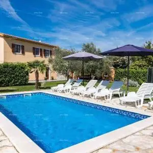 Prostrana kuća u Pazinu s velikim dvorištem i modernim dizajnom