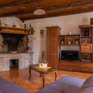 Prostrana kuća u Pazinu s velikim dvorištem i modernim dizajnom