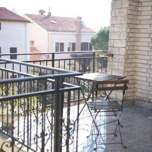 Prostrana kuća u Premanturi s pet spavaćih soba i vrtom, idealna za obitelj ili investiciju