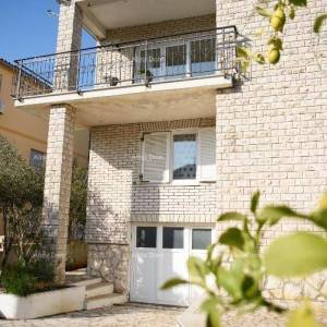 Prostrana kuća u Premanturi s pet spavaćih soba i vrtom, idealna za obitelj ili investiciju