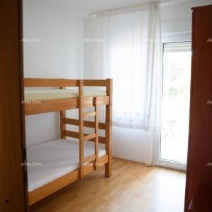 Prostrana kuća u Premanturi s pet spavaćih soba i vrtom, idealna za obitelj ili investiciju