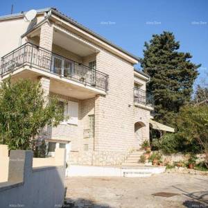 Prostrana kuća u Premanturi s pet spavaćih soba i vrtom, idealna za obitelj ili investiciju