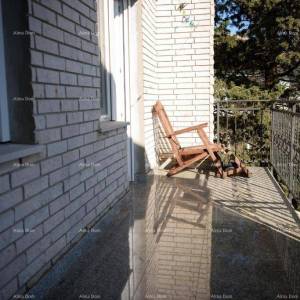 Prostrana kuća u Premanturi s pet spavaćih soba i vrtom, idealna za obitelj ili investiciju