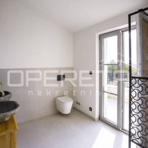 Prostrana samostojeća vila s infinity bazenom i garažom.