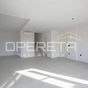 Prostrana samostojeća vila s infinity bazenom i garažom.