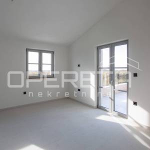 Prostrana samostojeća vila s infinity bazenom i garažom.