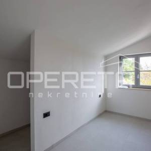 Prostrana samostojeća vila s infinity bazenom i garažom.