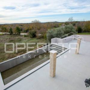 Prostrana samostojeća vila s infinity bazenom i garažom.