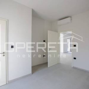 Prostrana samostojeća vila s infinity bazenom i garažom.