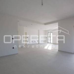 Prostrana samostojeća vila s infinity bazenom i garažom.