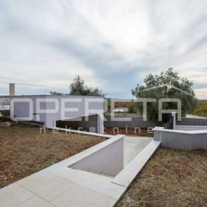 Prostrana samostojeća vila s infinity bazenom i garažom.