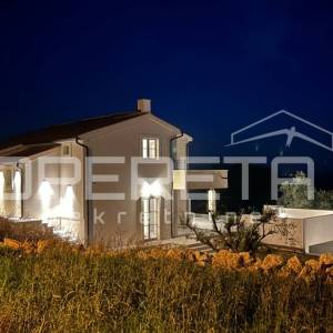 Prostrana samostojeća vila s infinity bazenom i garažom.