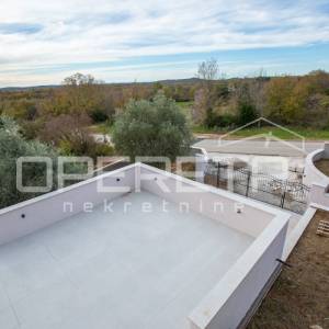 Prostrana samostojeća vila s infinity bazenom i garažom.