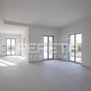 Prostrana samostojeća vila s infinity bazenom i garažom.