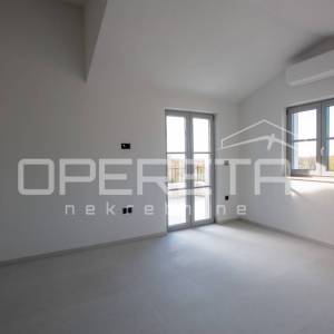 Prostrana samostojeća vila s infinity bazenom i garažom.