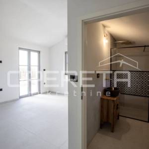 Prostrana samostojeća vila s infinity bazenom i garažom.