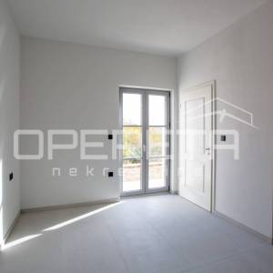 Prostrana samostojeća vila s infinity bazenom i garažom.