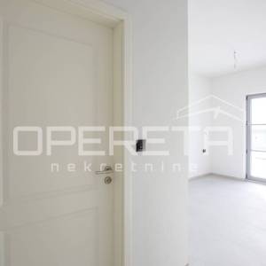 Prostrana samostojeća vila s infinity bazenom i garažom.