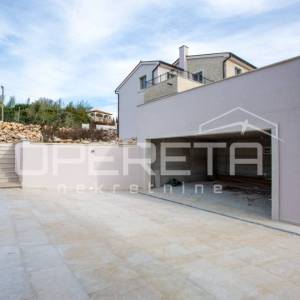 Prostrana samostojeća vila s infinity bazenom i garažom.