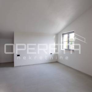 Prostrana samostojeća vila s infinity bazenom i garažom.