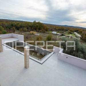 Prostrana samostojeća vila s infinity bazenom i garažom.
