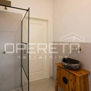 Prostrana samostojeća vila s infinity bazenom i garažom.