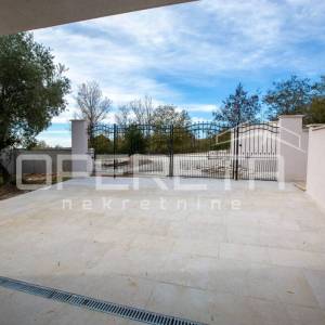 Prostrana samostojeća vila s infinity bazenom i garažom.