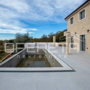 Prostrana samostojeća vila s infinity bazenom i garažom.