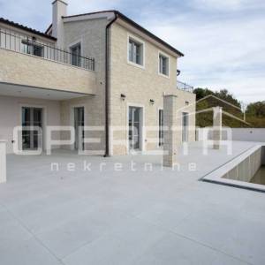 Prostrana samostojeća vila s infinity bazenom i garažom.