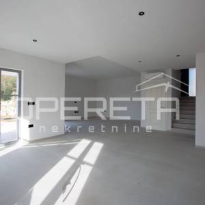 Prostrana samostojeća vila s infinity bazenom i garažom.