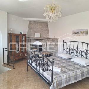 Prostrana višestambena kuća blizu mora, Mali Rat