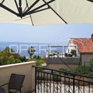 Prostrana višestambena kuća blizu mora, Mali Rat