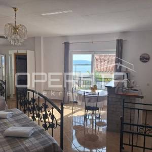 Prostrana višestambena kuća blizu mora, Mali Rat